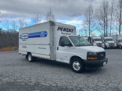GMC G33903 Box Truck - 401HP, 6 Speed Automatic, Roll up Door