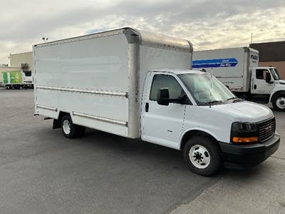 GMC G33903 Box Truck - 401HP, 6 Speed Automatic, Roll up Door