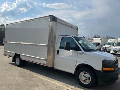 GMC G33903 Box Truck - 401HP, 6 Speed Automatic, Roll up Door