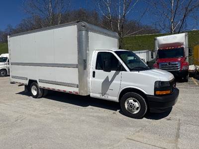 GMC G33903 Box Truck - 401HP, 6 Speed Automatic, Roll up Door