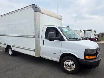 GMC G33903 Box Truck - 401HP, 6 Speed Automatic, Roll up Door