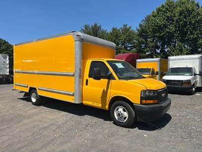 GMC G33903 Box Truck - 401HP, 6 Speed Automatic, Roll up Door