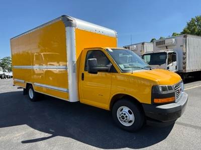 GMC G33903 Box Truck - 401HP, 6 Speed Automatic, Roll up Door