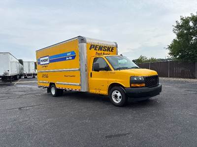GMC G33903 Box Truck - 341HP, 6 Speed Automatic, Roll up Door