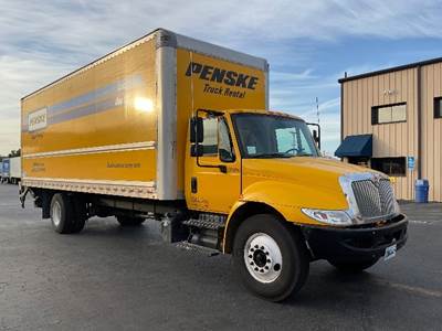 International 4300 26 ft Box Truck - 220HP, 6 Speed Automatic, Roll up Door