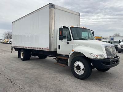 International 4300 24 ft Box Truck - 220HP, 7 Speed Automatic, Roll up Door