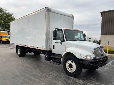 International 4300 26 ft Box Truck - 220HP, 6 Speed Automatic, Roll up Door
