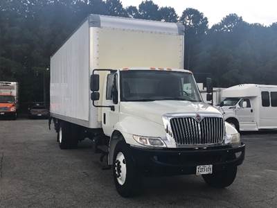 International 4300 26 ft Box Truck - 220HP, 6 Speed Automatic, Roll up Door