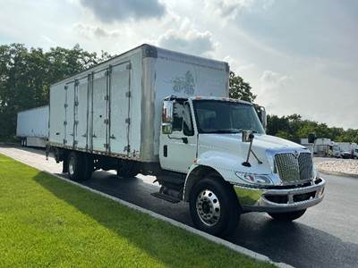 International 4300 26 ft Box Truck - 240HP, 6 Speed Automatic, Roll up Door