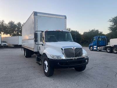 International 4300 26 ft Box Truck - 220HP, 7 Speed Automatic, Roll up Door