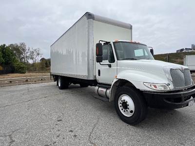 International 4300 26 ft Box Truck - 220HP, 7 Speed Automatic, Roll up Door