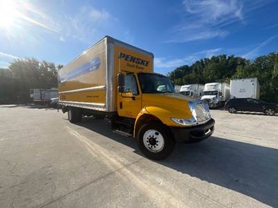 International 4300 26 ft Box Truck - 220HP, 6 Speed Automatic, Roll up Door