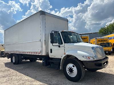 International 4300 26 ft Box Truck - 220HP, 7 Speed Automatic, Roll up Door
