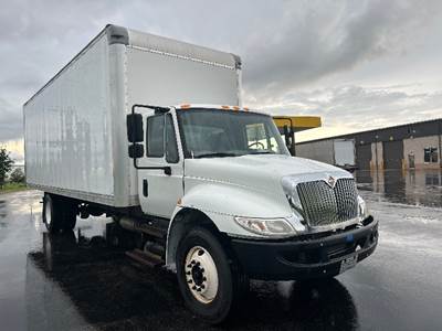 International 4300 26 ft Box Truck - 220HP, 6 Speed Automatic, Roll up Door