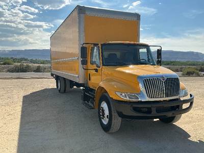 International 4300 26 ft Box Truck - 220HP, 6 Speed Automatic, Roll up Door