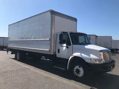 International 4300 26 ft Box Truck - 220HP, 7 Speed Automatic, Roll up Door