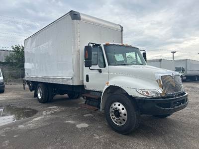 International 4300 20 ft Box Truck - 220HP, 7 Speed Automatic, Roll up Door