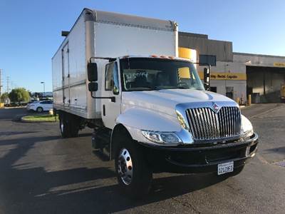 International 4300 26 ft Box Truck - 220HP, 7 Speed Automatic, Roll up Door