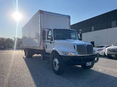 International 4300 26 ft Box Truck - 220HP, 7 Speed Automatic, Roll up Door