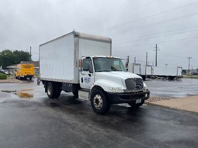 International 4300 18 ft Box Truck - 220HP, 6 Speed Automatic, Roll up Door