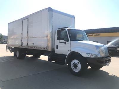 International 4300 26 ft Box Truck - 220HP, 7 Speed Automatic, Roll up Door