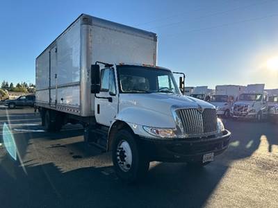 International 4300 26 ft Box Truck - 220HP, 7 Speed Automatic, Roll up Door