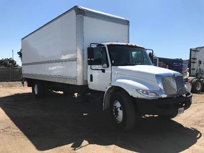 International 4300 26 ft Box Truck - 220HP, 7 Speed Automatic, Roll up Door