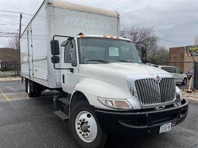 International 4300 26 ft Box Truck - 220HP, 7 Speed Automatic, Roll up Door