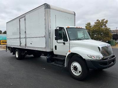 International 4300 26 ft Box Truck - 220HP, 7 Speed Automatic, Roll up Door