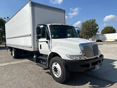 International 4300 26 ft Box Truck - 220HP, 7 Speed Automatic, Roll up Door