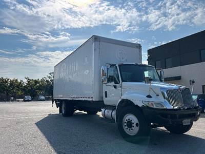 International 4300 26 ft Box Truck - 220HP, 6 Speed Automatic, Roll up Door