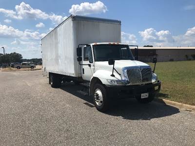 International 4300 26 ft Box Truck - 220HP, 6 Speed Automatic, Swing Door