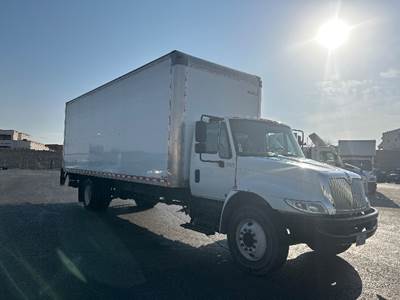 International 4300 26 ft Box Truck - 220HP, 7 Speed Automatic, Roll up Door