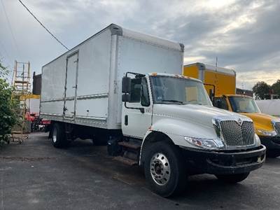International 4300 26 ft Box Truck - 220HP, 7 Speed Automatic, Roll up Door