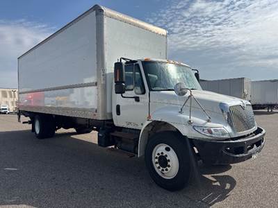 International 4300 26 ft Box Truck - 220HP, 7 Speed Automatic, Roll up Door