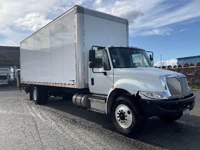 International 4300 26 ft Box Truck - 220HP, 7 Speed Automatic, Roll up Door