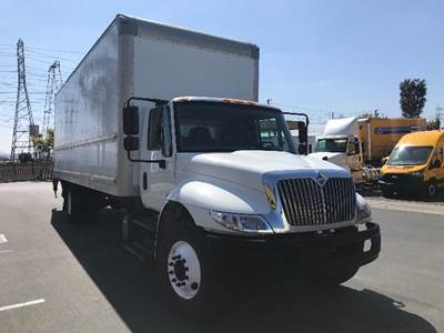 International 4300 26 ft Box Truck - 220HP, 7 Speed Automatic, Roll up Door