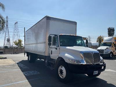 International 4300 26 ft Box Truck - 220HP, 7 Speed Automatic, Roll up Door