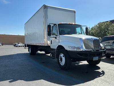 International 4300 26 ft Box Truck - 220HP, 6 Speed Automatic, Roll up Door