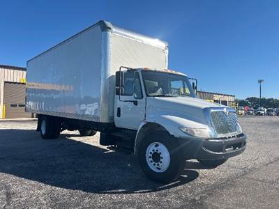 International 4300 26 ft Box Truck - 220HP, 6 Speed Automatic, Roll up Door
