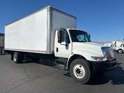 International 4300 26 ft Box Truck - 220HP, 6 Speed Automatic, Roll up Door