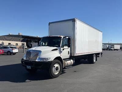 International 4300 26 ft Box Truck - 220HP, 6 Speed Automatic, Roll up Door