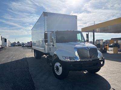 International 4300 26 ft Box Truck - 220HP, 7 Speed Automatic, Roll up Door