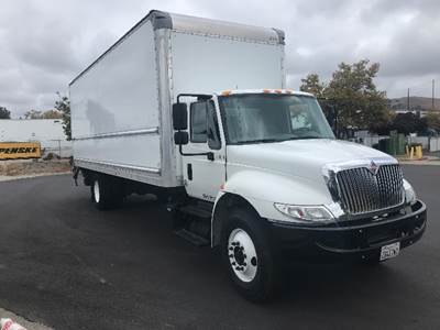 International 4300 26 ft Box Truck - 220HP, 7 Speed Automatic, Roll up Door