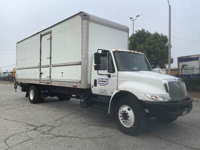 International 4300 26 ft Box Truck - 220HP, 7 Speed Automatic, Roll up Door