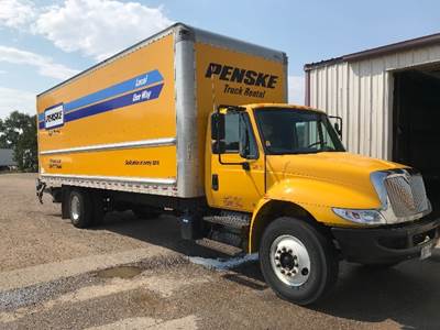 International 4300 26 ft Box Truck - 220HP, 6 Speed Automatic, Roll up Door