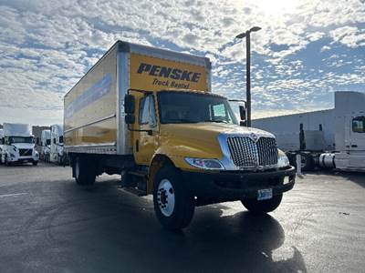International 4300 26 ft Box Truck - 220HP, 6 Speed Automatic, Roll up Door