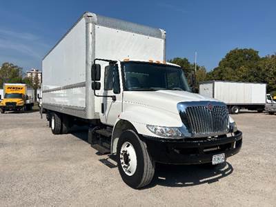 International 4300 26 ft Box Truck - 220HP, 7 Speed Automatic, Roll up Door
