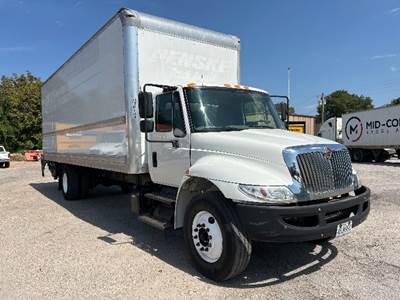 International 4300 26 ft Box Truck - 220HP, 7 Speed Automatic, Roll up Door