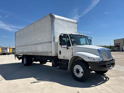 International 4300 26 ft Box Truck - 220HP, 7 Speed Automatic, Roll up Door